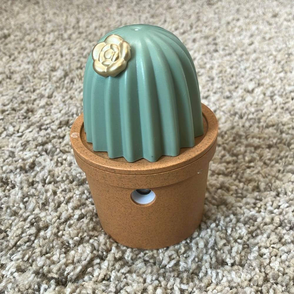 Mini cactus diffuser